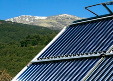 Técnicas Energéticas Yuste panel solar en la montaña
