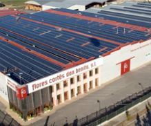 Técnicas Energéticas Yuste paneles solares en techo de empresa