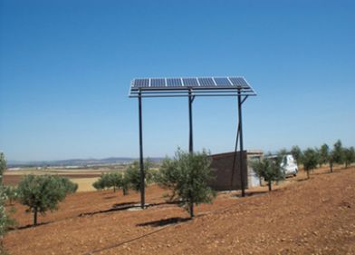 Técnicas Energéticas Yuste panel solar en terreno
