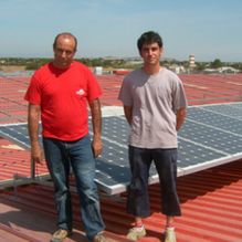 Técnicas Energéticas Yuste trabajadores al lado de panel solar