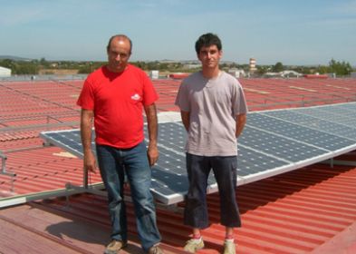 Técnicas Energéticas Yuste trabajadores al lado de panel solar