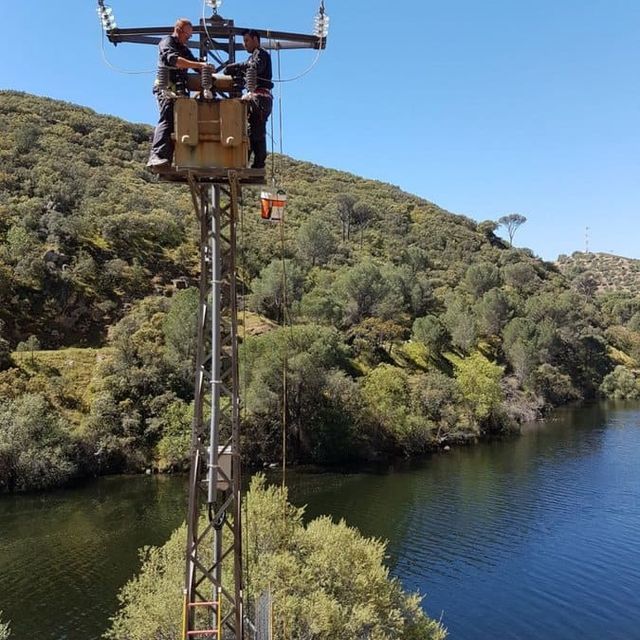 Técnicas Energéticas Yuste hombres trabajando en transformador de energía