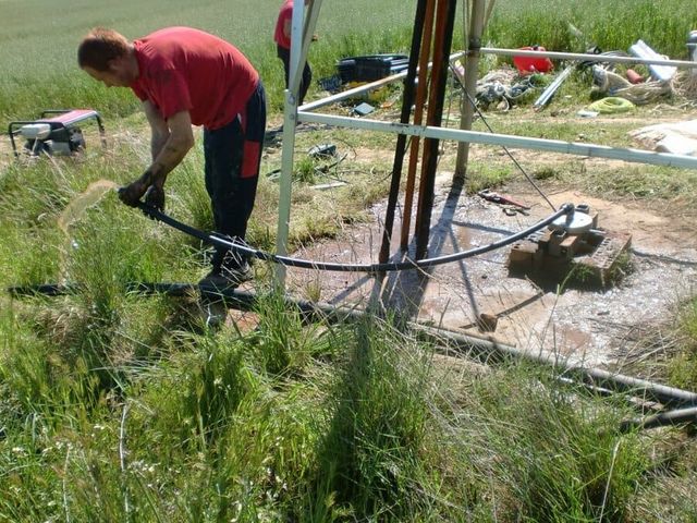 Técnicas Energéticas Yuste hombre con manguera en la mano