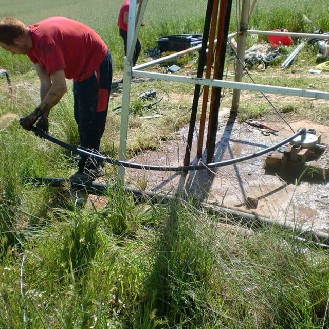 Técnicas Energéticas Yuste hombre con manguera en la mano