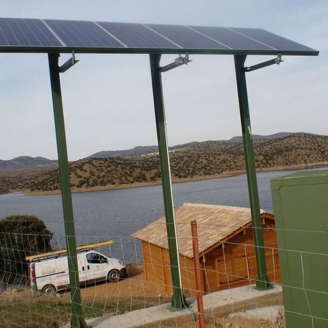 Técnicas Energéticas Yuste panel solar al lado de lago