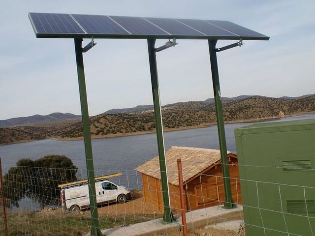 Técnicas Energéticas Yuste panel solar al lado de lago