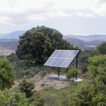 Técnicas Energéticas Yuste panel solar en zona verde
