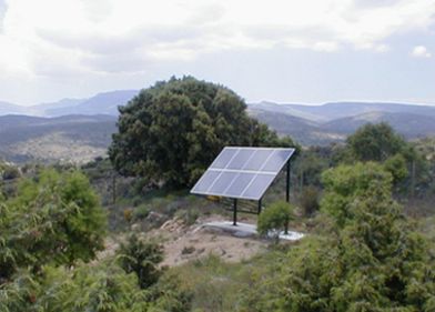 Técnicas Energéticas Yuste panel solar en zona verde